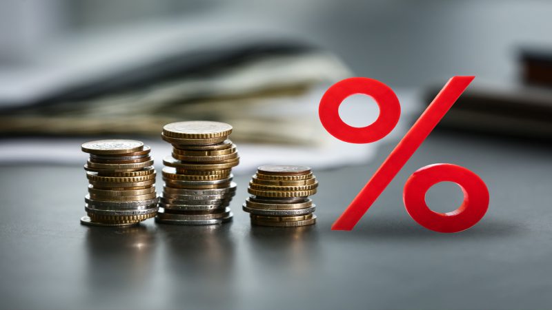 El tipo de interés o tasa de interés es el precio del dinero, es decir, es el precio a pagar por utilizar una cantidad de dinero durante un tiempo determinado.