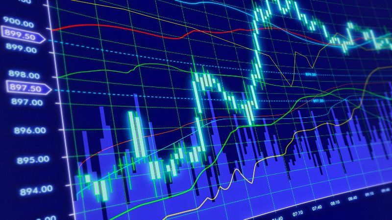 Son dos ordenes de compra pero con diferentes condiciones, que como verás sirve para estrategias muy diferentes.