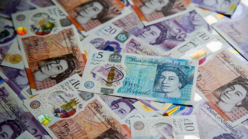 GBP podría definirse como la forma abreviada de la libra esterlina británica, que es la moneda oficial de países como el Reino Unido, y sus territorios asociados.