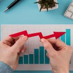 La inflación es un aumento generalizado en los precios de los bienes y servicios de una economía durante un periodo de tiempo.