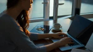 Lee más sobre el artículo El Auge de las Finanzas Personales Flexibles: Herramientas Adaptativas para el Trabajador Remoto Global en 2025